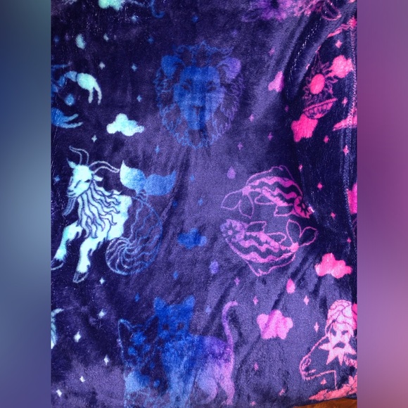New “12 Zodiacs” Oversized Plush Throw Blankets - Picture 3 of 4